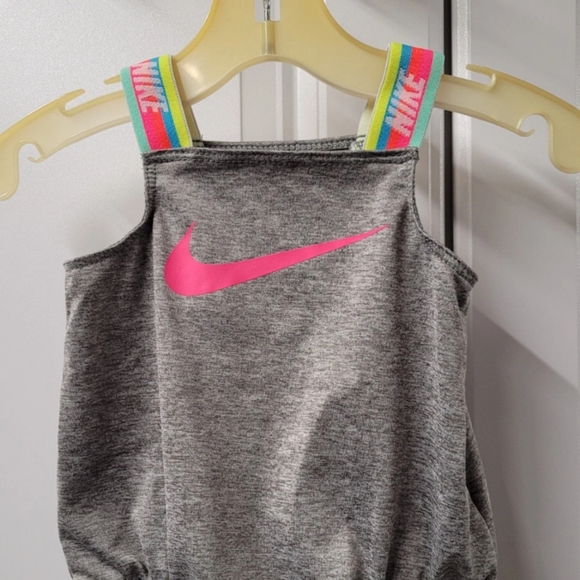Nike Bodysuit Baby Girls Size: 3 Months ADORABLE Dri-Fit - Picture 1 of 8